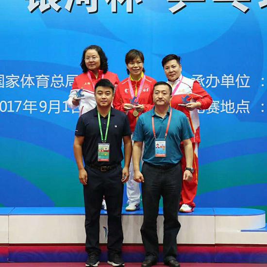 高树萍（后排中）在2017年天津全运会群众组夺冠。（图片由高树萍本人提供）