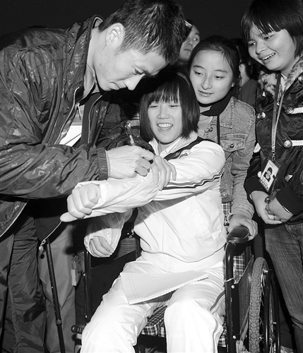 王励勤二进四川地震灾区国乒队长叹川乒高开低走