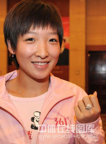 图文-乒超联赛总结表彰大会举行 刘诗雯微笑展示戒指