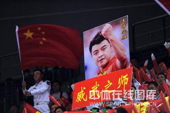 图文-全运会乒球男单王皓夺冠官兵现场加油助威