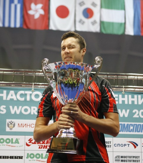 图文-萨姆索诺夫获男子世界杯冠军老萨捧冠军奖杯