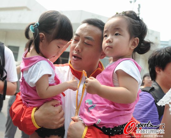 国乒开赴利兹送行阵容庞大 管弦乐队现场吹奏