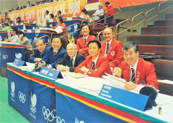 图说：1988年，乒乓首次进入奥运会，程嘉炎（前排右2）担任仲裁委员 红双喜供图