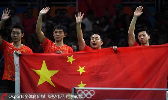 中国乒乓球男队在2016年里约奥运会上夺冠后向观众致意。